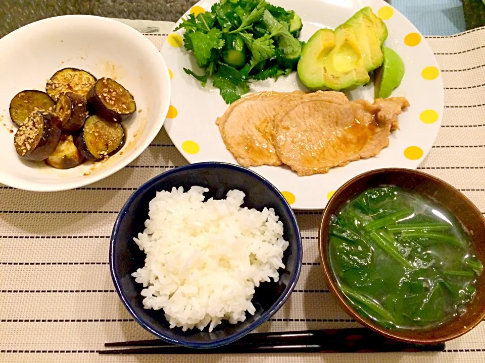 きゅうりとパクチーのレモン風味
豚の生姜焼き
ほうれん草のお味噌汁
アボカド
ナスの胡麻煎り|turumoさん