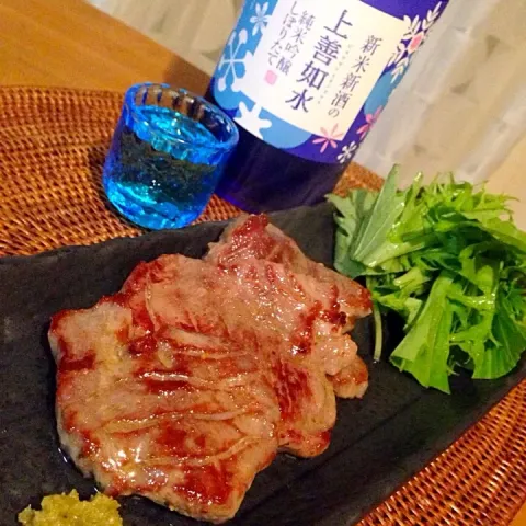 「新米新酒の上善如水　純米吟醸　720ml」を使ってみたSnapdishの料理・レシピ写真:上善如水ありがとうございます😆ボトルもラベルも味も素敵です✨牛タンの液体塩麹漬け焼きを合わせました😋モニター商品コラボです✨発酵食品最高❤️