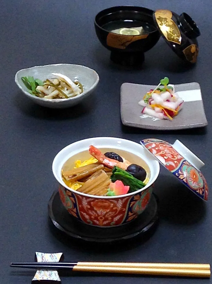 今晩は、蒸し寿司 煮穴子 海老 椎茸 ほうれん草 紅葉麩 錦糸卵、かぶの漬物 針柚子、小鯛の昆布締め、土瓶蒸し風清まし仕立煮物椀 鱧 大黒本しめじ 水菜 すだち

今日は帰りが遅くなり買い物が出来ず、以前作った煮穴子を使って蒸し寿司に。
寒くなってきたので、温かいお寿司が美味しいです。

今日も美味しかった！|akazawa3さん