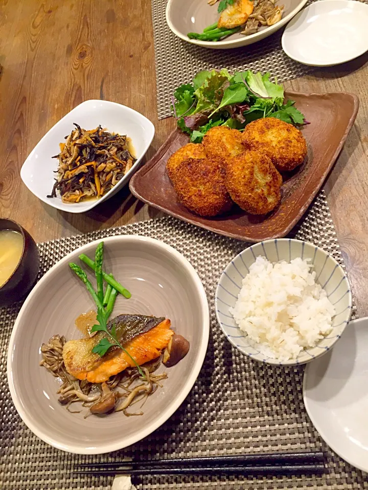 写真かビミョーな今日の晩御飯😓秋鮭とキノコの和風ソテー🐟昨日の肉じゃがリメイク、肉じゃがコロッケ、ひじきと切り干し大根の煮物、大根とブナシメジ、油揚げのお味噌汁💛|まみりんごさん