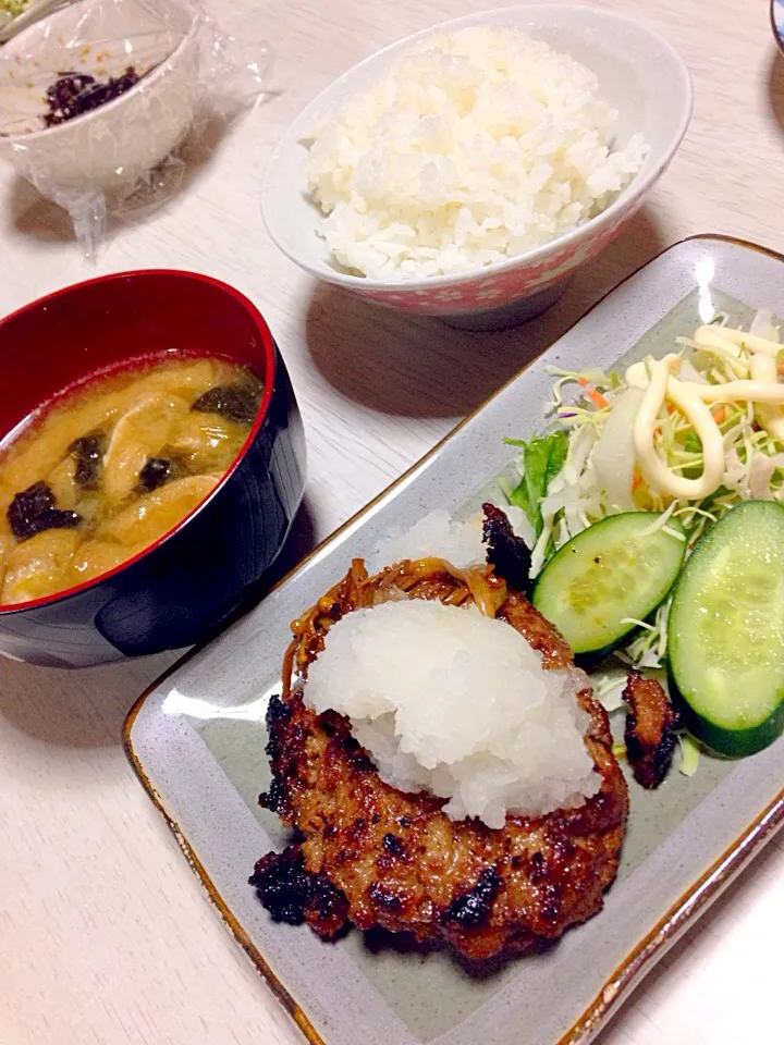 ポン酢で和風ハンバーグ 。サラダ。薄揚げとほうれん草のお味噌汁|あやにん食堂さん