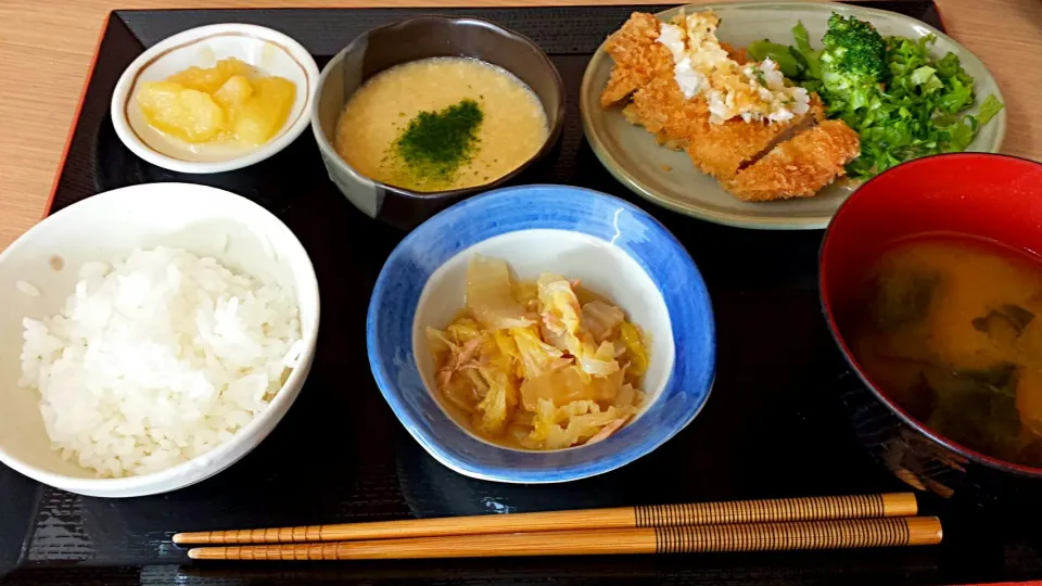 デイサービスランチ☀🍴
おろしかつ、白菜とツナの煮浸し、とろろ汁定食|KINAKOさん