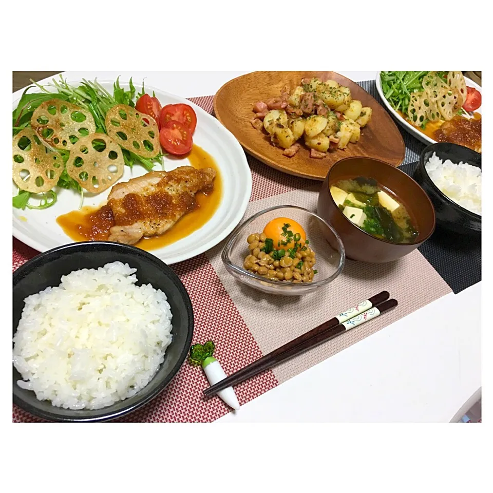 Snapdishの料理写真:今日のご飯！
ポークジンジャー
ジャーマンポテト
みそ汁
水菜サラダ
たまご納豆
ご飯|みっちゃんさん