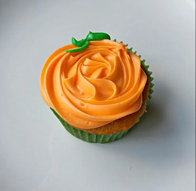 pumpkin cupcakes with cream cheese buttercream|Allie Sanfordさん