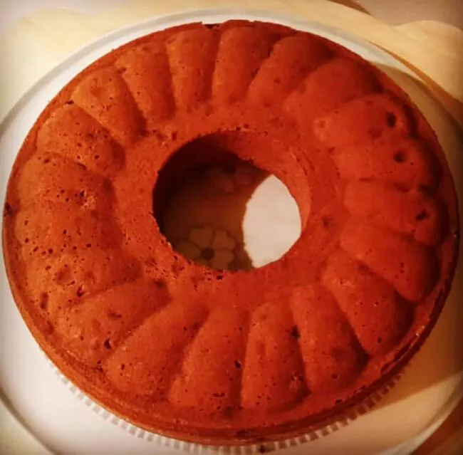 Ciambella con uva sultanina inbevuta con Grand Marnier all'arancia e gocce di cioccolato fondente|Mora Maurizioさん