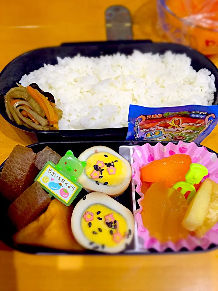 子供お弁当🍱  🍢おでん  大根 南瓜 卵 梅ごま塩 キンピラゴボウ  海苔カップ  おかかふりかけ  パイナップルゼリー 柿 林檎  バナナ|ch＊K*∀o(^^*)♪さん