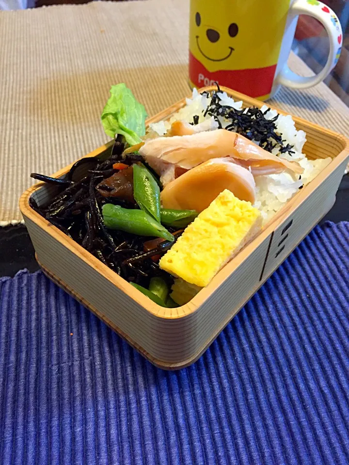 おはようございます。ヒジキの煮物と卵焼き。ササミの燻製。雑なお弁当(´°Δ°`)|Kumi_loveさん