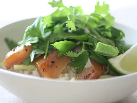 白身魚のエスニック風ハーブ丼|ヤマサ醤油公式アカウントさん