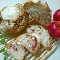 シローさんの蜜漬けセミドライ林檎の皮酵母で、セミドライ林檎とクリームチーズのカンパーニュ💓
蜜林檎尽くし～🎶