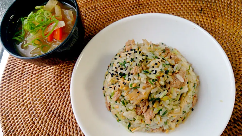 Snapdishの料理写真:3才息子のお昼ご飯。水菜と豚ミンチとナメタケと納豆の焼き飯、大根と人参と玉ねぎのお味噌汁。|やよさん