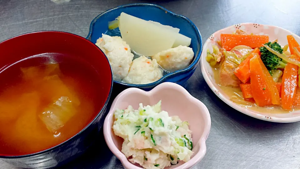 本日のシルバーズランチ☀🍴
鮭のちゃんちゃん焼き、かぶと鶏団子の煮物、ポテトサラダ|KINAKOさん