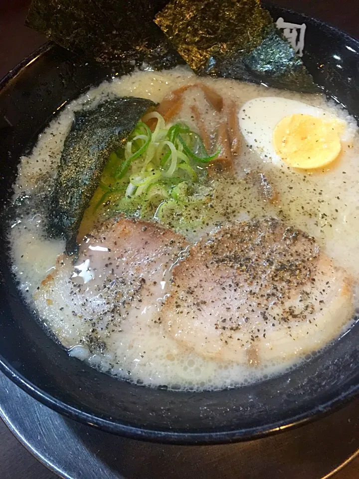 Snapdishの料理写真:嵐げんこつラーメン塩|中華蕎麦 銀時さん