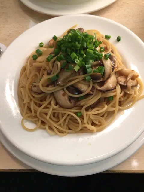 Snapdishの料理写真:キノコたっぷり和風パスタ|おっちさん