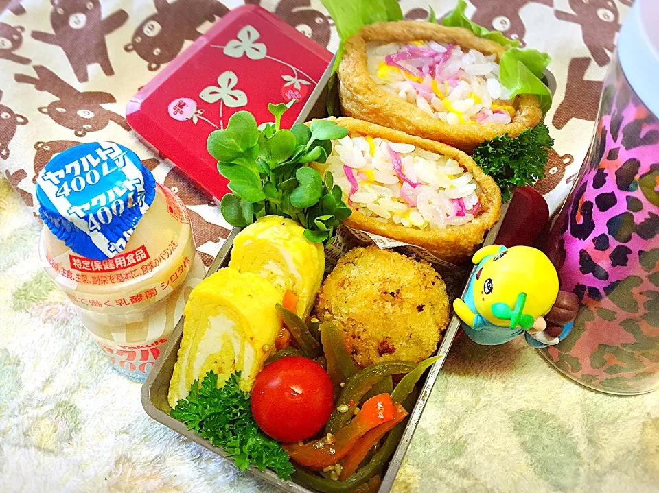 Snapdishの料理写真:菊花いなり寿司&コロコロひじきコロッケ&だし巻き玉子&ピーマンのきんぴら&プチトマトお弁当♪|桃実さん