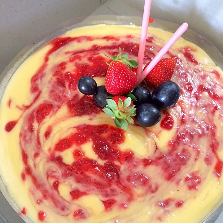 Snapdishの料理写真:Strawberry Swirl Cheesecake|Rika Huangさん