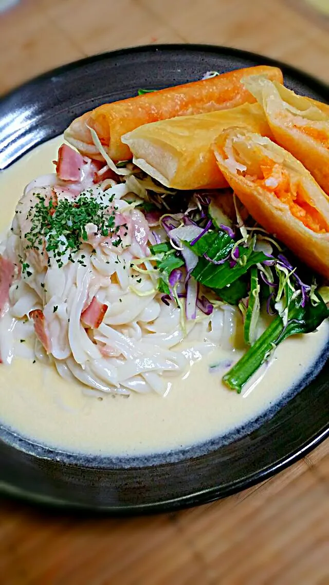 ☆ヘルシーにカルボナーラ☆こんにゃく麺☆弁当で余ったサラダと春巻き添えて☆|あこぷ～さん