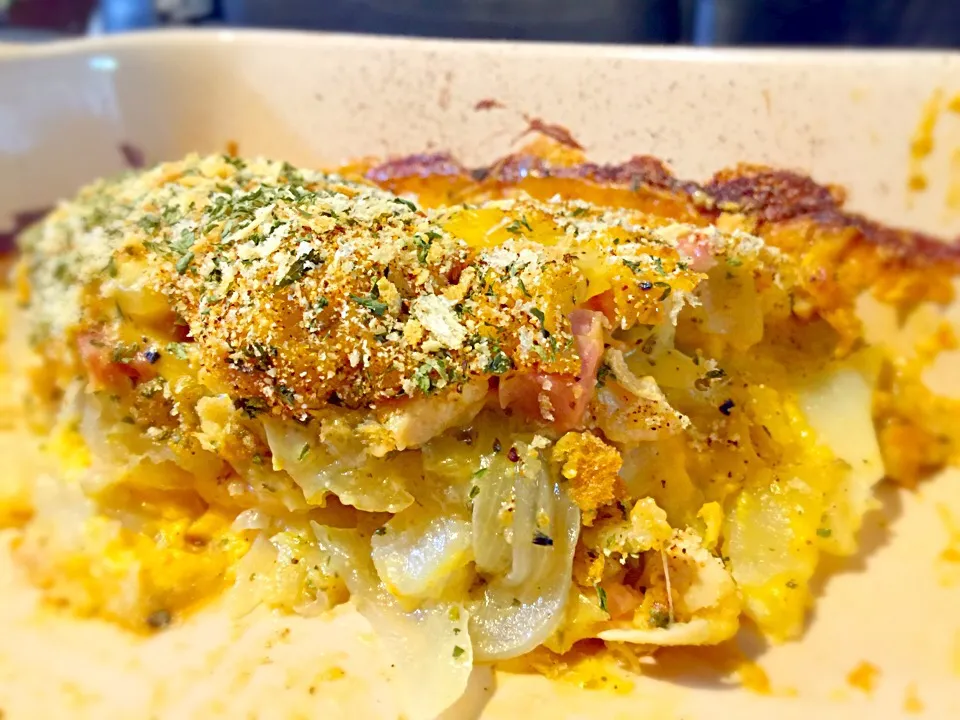 Snapdishの料理写真:Cheesy creamy scalloped potato-chicken bake.チキンとジャガイモの熱々グラタン|Sayaka Jinsenji Huletteさん