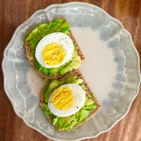 Snapdishの料理写真:Eggs. Avo. Spelt.|Safiraさん