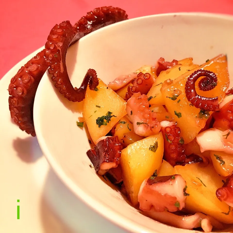 あいこ ⁎ˇ◡ˇ⁎さんの料理 たこポテ  大葉ガーリック 【garlic potato & octopus dressed w/ Japanese basil】|izoomさん