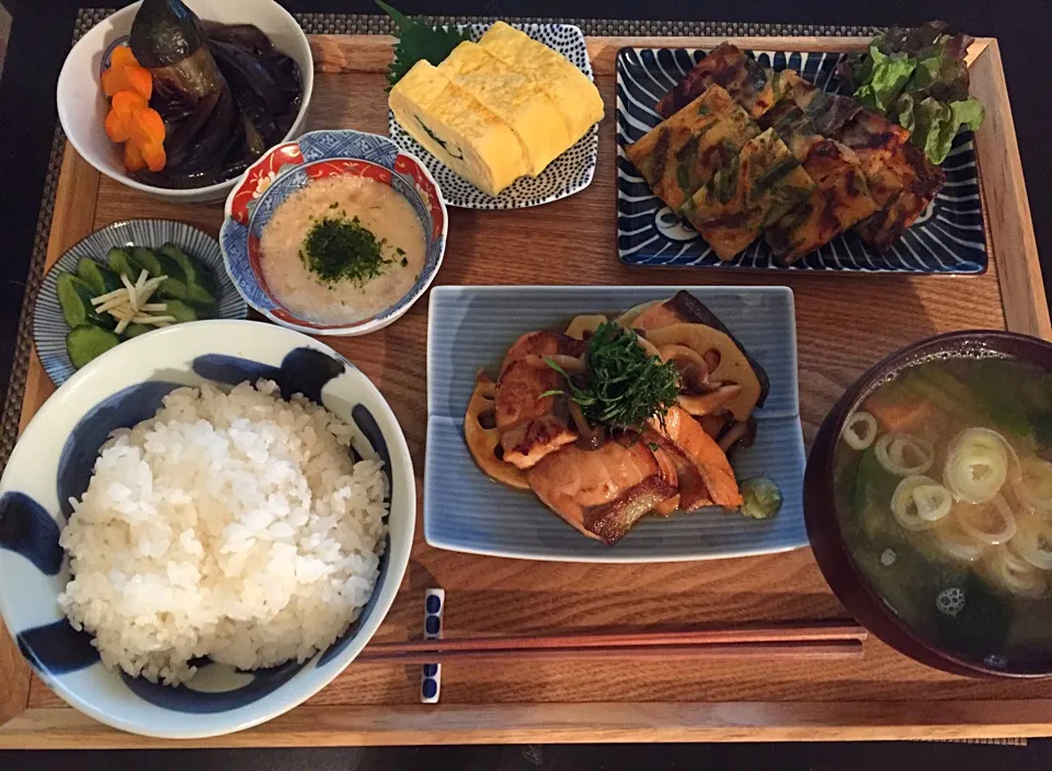 ⭕️鮭としめじのバター醤油炒め
クックパッドレシピ
⭕️ねぎとしらすの出し巻き卵
⭕️茄子の煮浸し  茶せん切り
⭕️ニラチヂミ
⭕️とろろ
⭕️厚揚げと小松菜のお味噌汁|ayumiさん