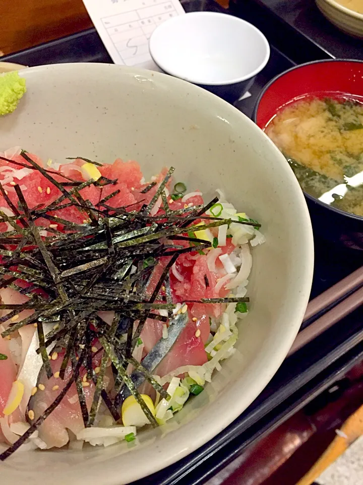 Snapdishの料理写真:自家製シメサバとマグロ中落ち2色丼|Daichi  Fukumaさん