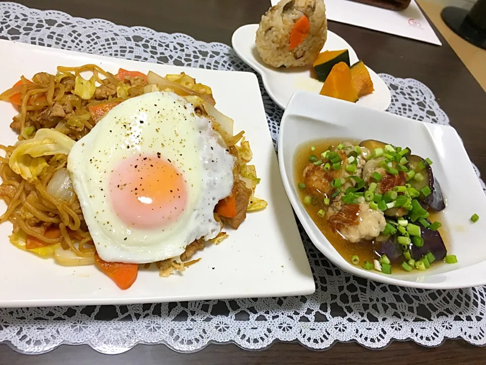 焼きそば
豚団子と茄子のあんかけ
かぼちゃの煮物・おにぎり|manamariさん