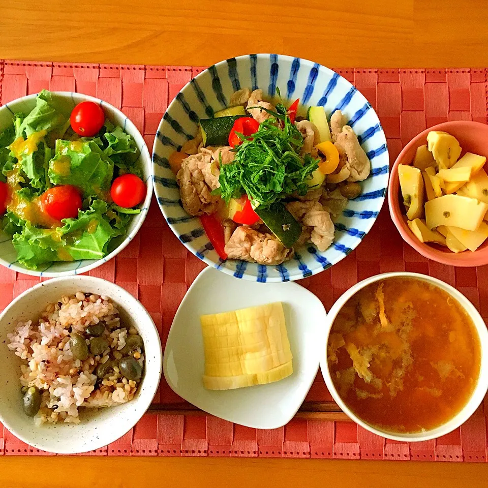 本日のブランチ♡ᵕ̈*⑅୨୧
＊ケールサラダ
＊豚モモ肉とズッキーニのレモン塩炒め
＊黒豆雑穀ごはん
＊お味噌汁
＊京都みやげのゆず大根とタケノコ山椒漬け|naonaoさん