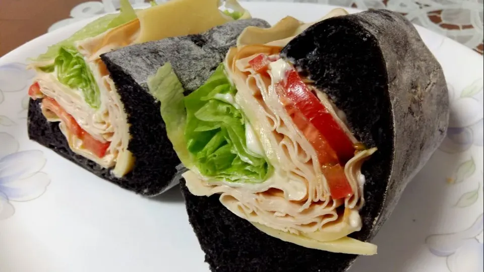 submarine sandwich with black bun|steven z.y.さん