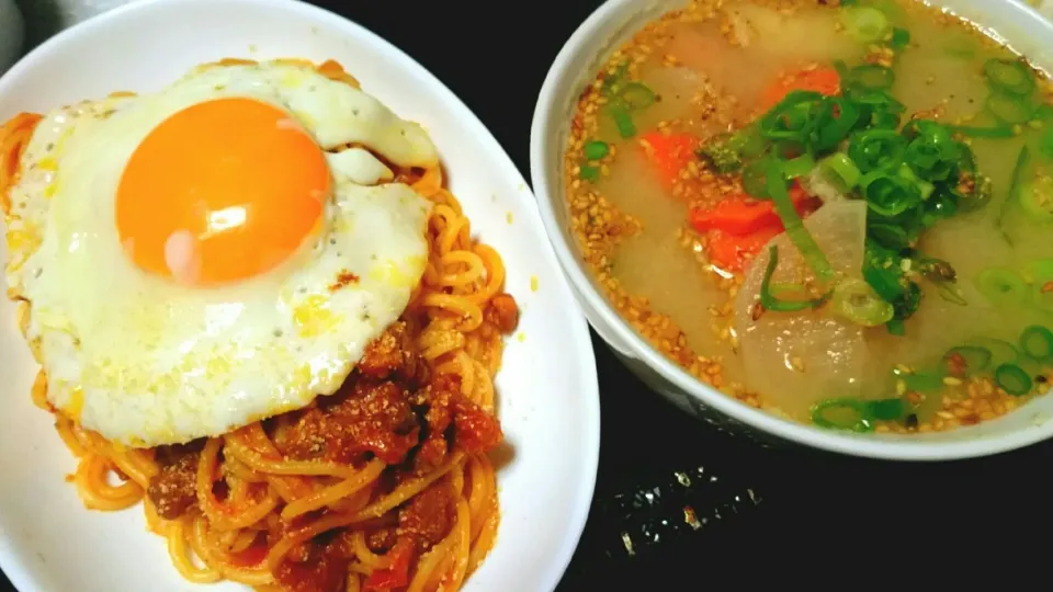 ミートソース目玉焼き乗せと残り物野菜味噌汁！|あまねさん