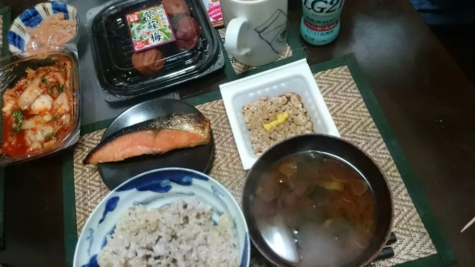 Snapdishの料理写真:納豆＆鮭の西京漬け＆葱とワカメの味噌汁|まぐろさん