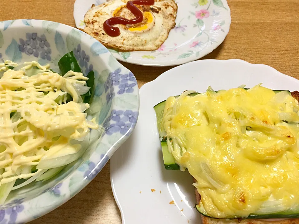 Snapdishの料理写真:ハムきゅうりオニオンスライス&チーズトースト|神龍さん