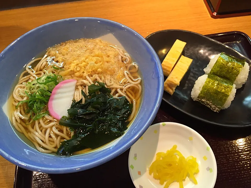 さて、仕事前の腹ごしらえ🍜🍙でございますわ😄|にゃあ（芸名）さん