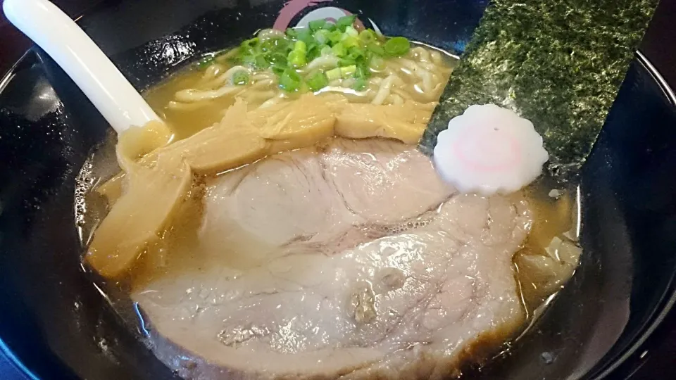 Snapdishの料理写真:おおぜき中華そば店 早稲田店 の  鯛焼き干中華そば ＠早稲田|大脇さん