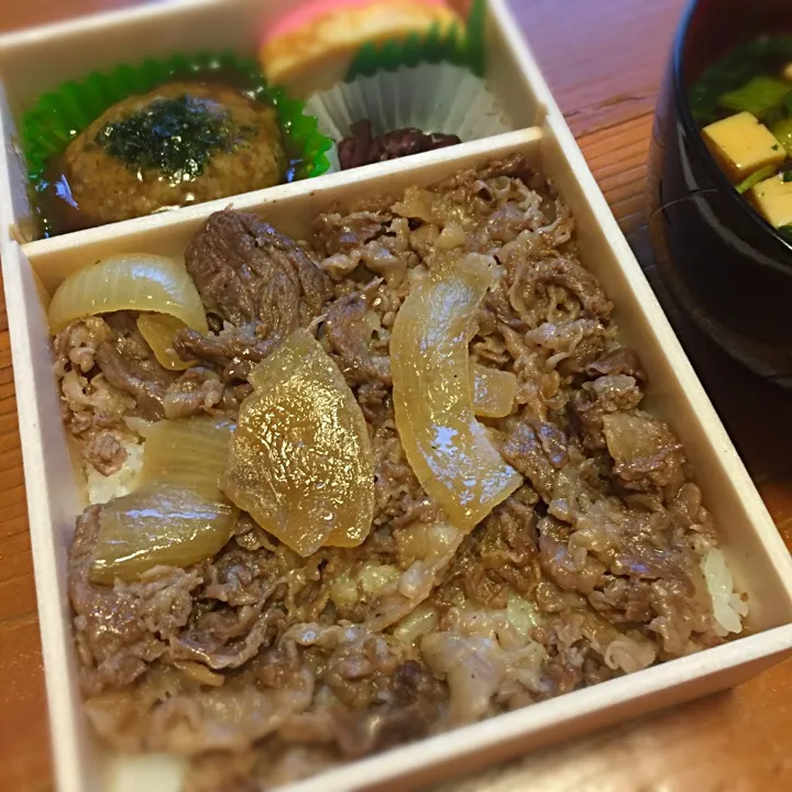 Snapdishの料理写真:米沢名物黒毛和牛牛バラ肉焼き らしい<by 駅弁フェア|febrosesさん