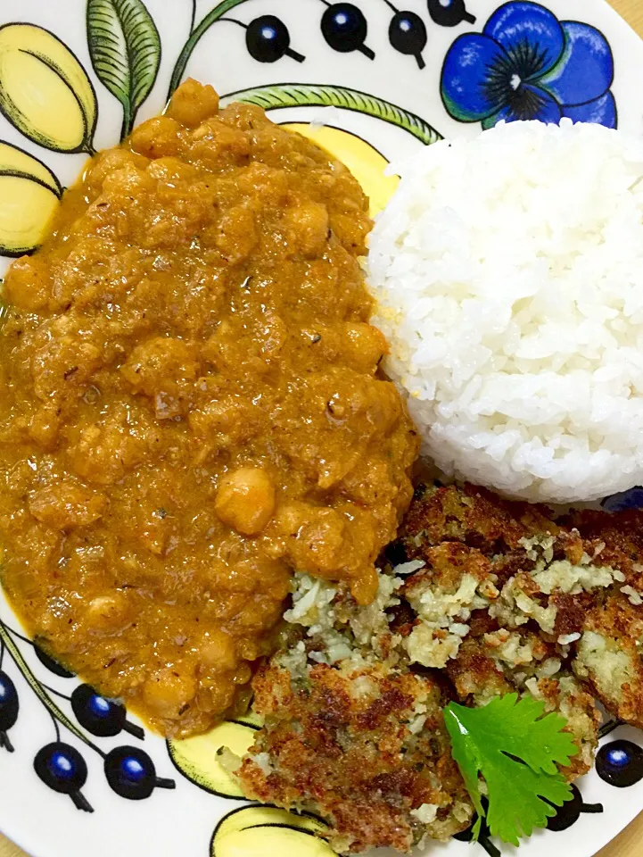 Snapdishの料理写真:ひよこ豆のヨーグルトカレー  と  ゴビコフタの失敗したやつ T^T|でおでおさん