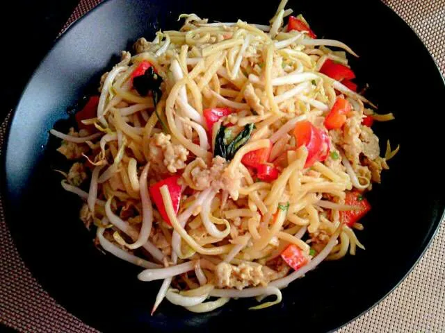 Snapdishの料理写真:Chicken Pancit Guisado (Pinoy Style) ✔|🌼 Pooja's Kitchenette 🌼さん