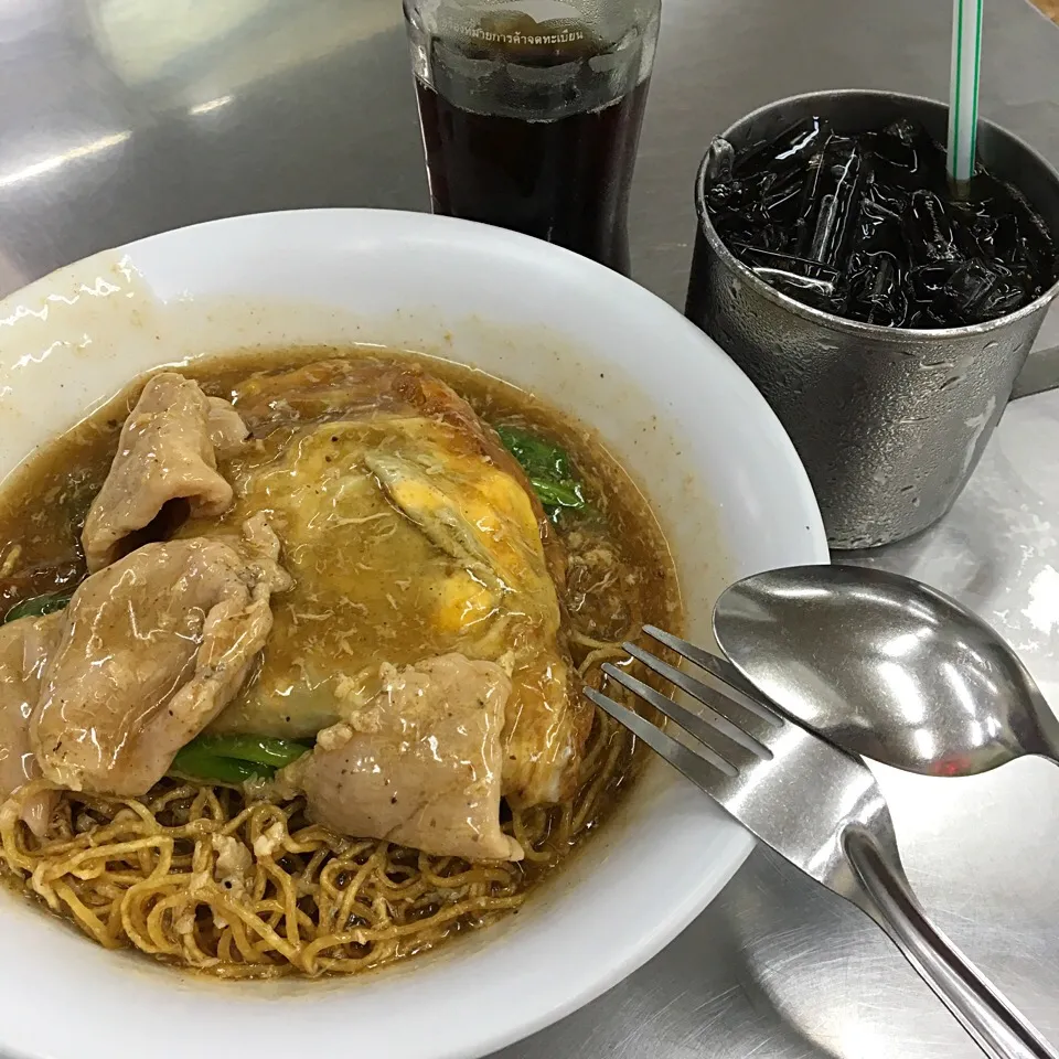 Mee Krob Lad-Na with egg|maixx ใหม่さん