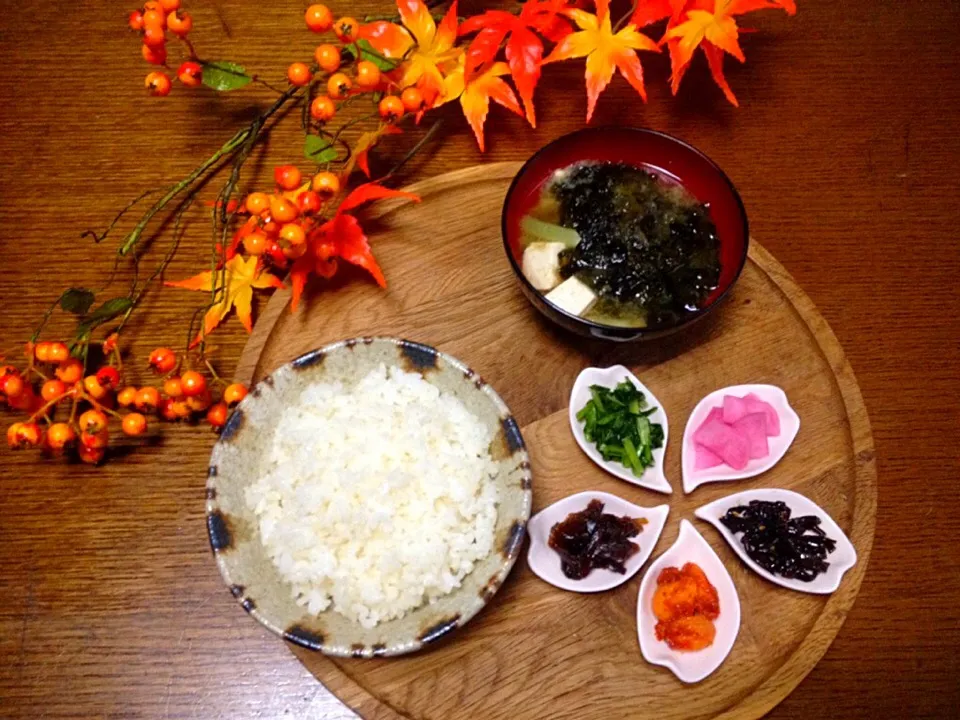 ✨Japanese breakfast ...朝ごはん...白いごはん、佃煮、漬物と味噌汁^_^手作りはごはんと味噌汁だけ^_^;✨|🌺Sanntina🌺さん