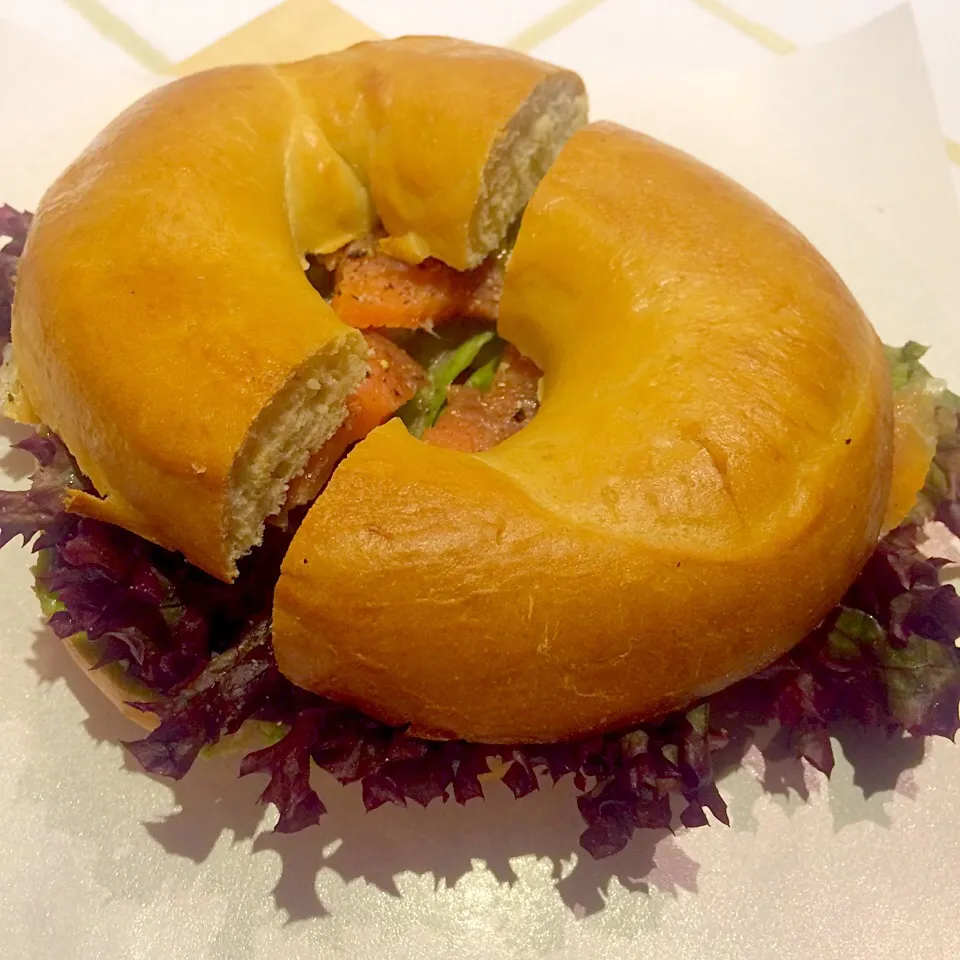 Smoke salmon with avocado bagel|何穎さん