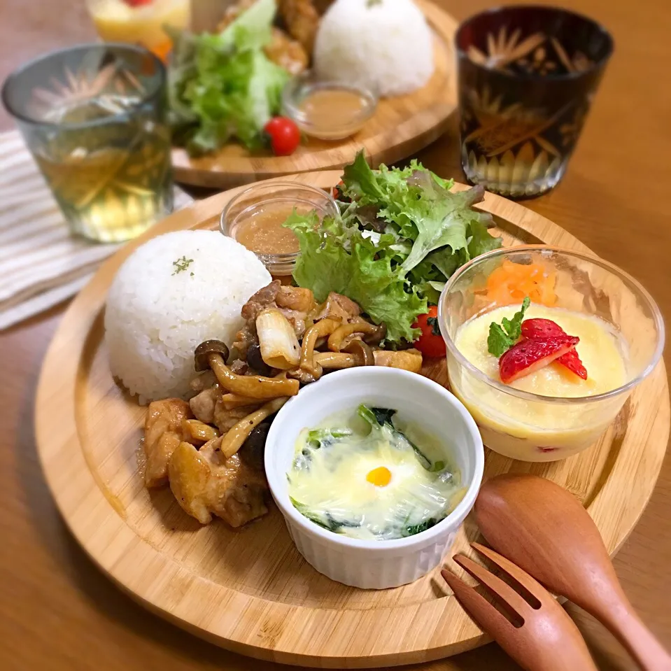 Snapdishの料理写真:11/14今日の夜ごはんプレート🍴（ガリバタチキン、ベビーリーフのサラダ、にんじんのマリネ、いちごとクリームのデザート）|むぎママさん