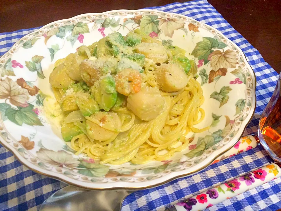 Snapdishの料理写真:簡単🌟アボガド、エビ、ホタテのクリームパスタ🍝|♥️さん