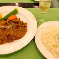 Snapdishの料理写真:ビーフストロガノフとバターライス
レストランにて。|あまいさん