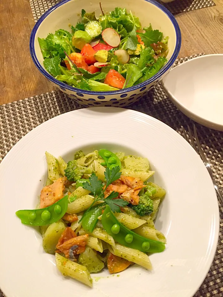 Snapdishの料理写真:引き篭もりdayのジェノベーゼパスタとモリモリサラダ🍀🍅🌿|まみりんごさん