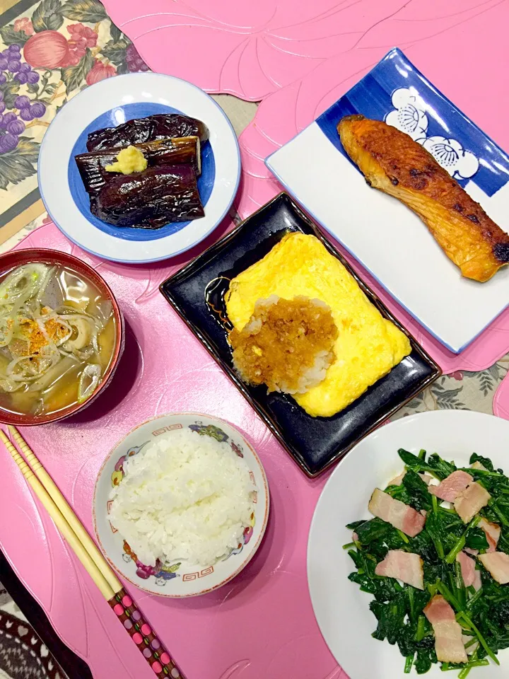 今日の夕飯です！白飯 、豚汁、焼きシャケ、ホレンソウベーコン、厚焼き卵、焼き茄子 ！|きくちゃんさん