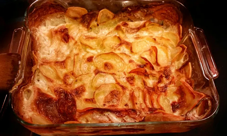 gratin dauphinoise
potatoe gratin

(thin sliced potatoes overbaked 45 minutes with milk, salted cream, garlic)|Najeskaさん