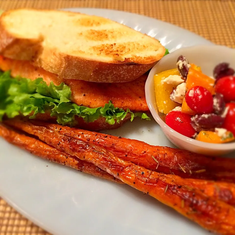 Grilled salmon sandwich with roasted carrots.|Nanaさん