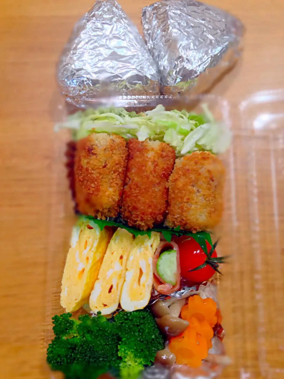 Snapdishの料理写真:ちびのお稽古弁当。手作りコロッケ、ブロッコリー人参しめじのコンソメ煮、たまごやき、おにぎり。|泡子さんさん