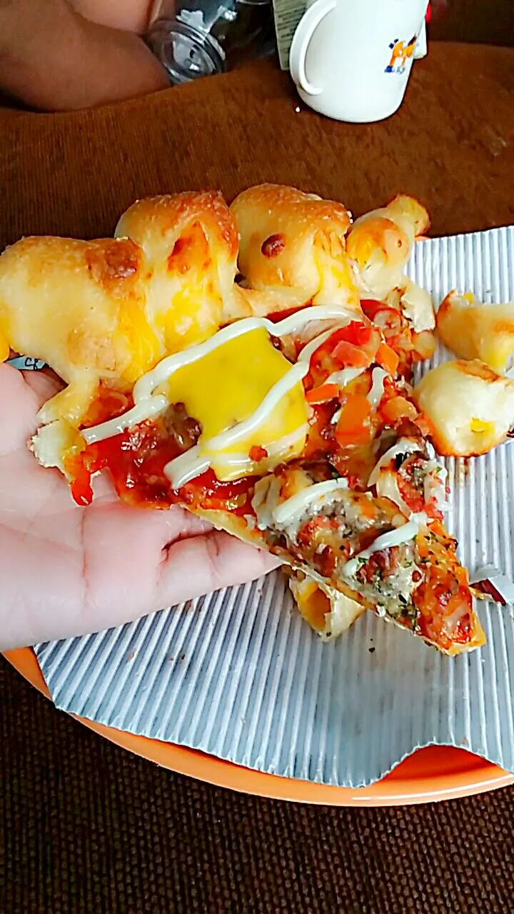 Snapdishの料理写真:cheese burger pizza dari pizza hut.. endeees bgt 😁😁 

#nyarappizza
#cheeseburgerpizza|trisna okthafianiさん