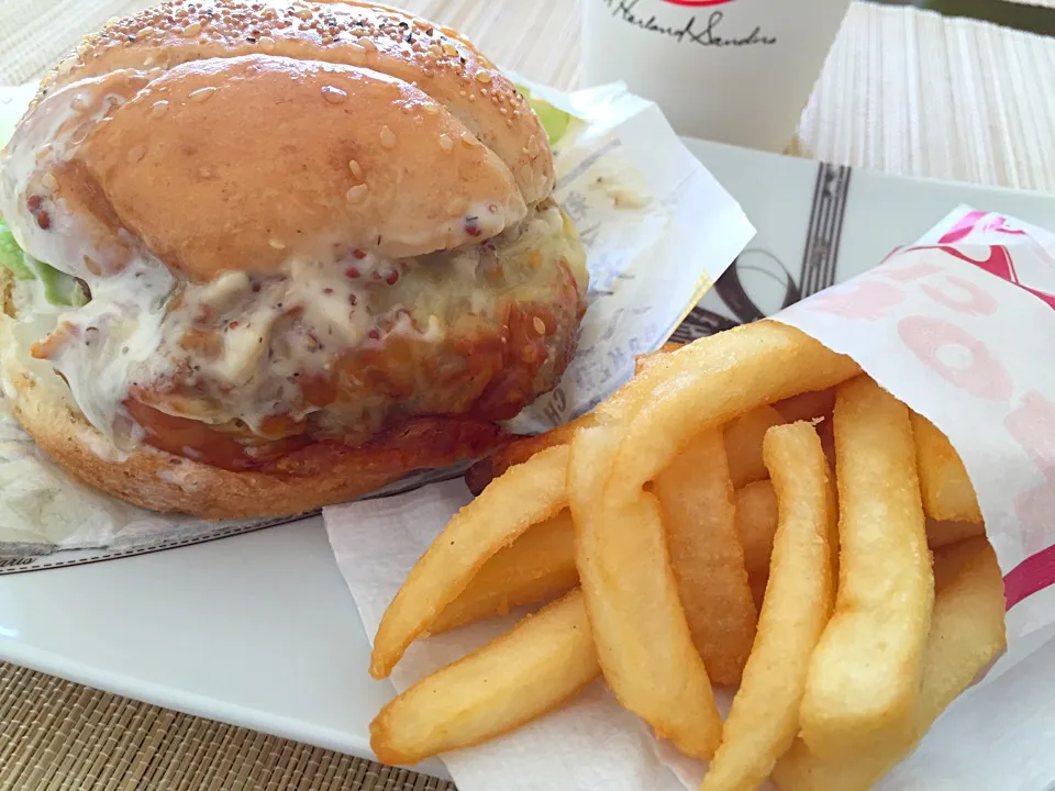 今日のランチは、ケンタッキーの粗挽きマスタードクリームの焼きチーズハンバーグサンドセット|sono.kさん