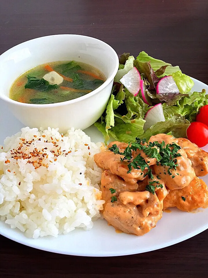 ⭐️鶏胸肉のチリマヨ和え
⭐️野菜サラダ レモンドレッシング
⭐️ニンニクと小松菜のスープ|よっちぃさん